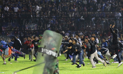 По меньшей мере 129 человек погибло и 180 получили ранения на матче чемпионата Индонезии (ВИДЕО)